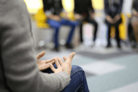 Suddig bild med person som sitter i en ring